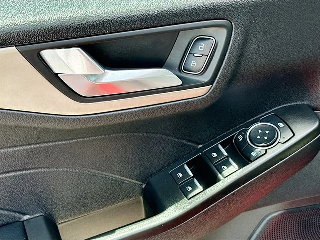 Used 2021 Red Ford SE image 18