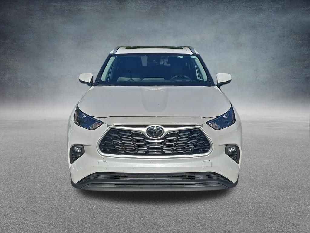 Used 2025 Pearl Toyota XLE image 3