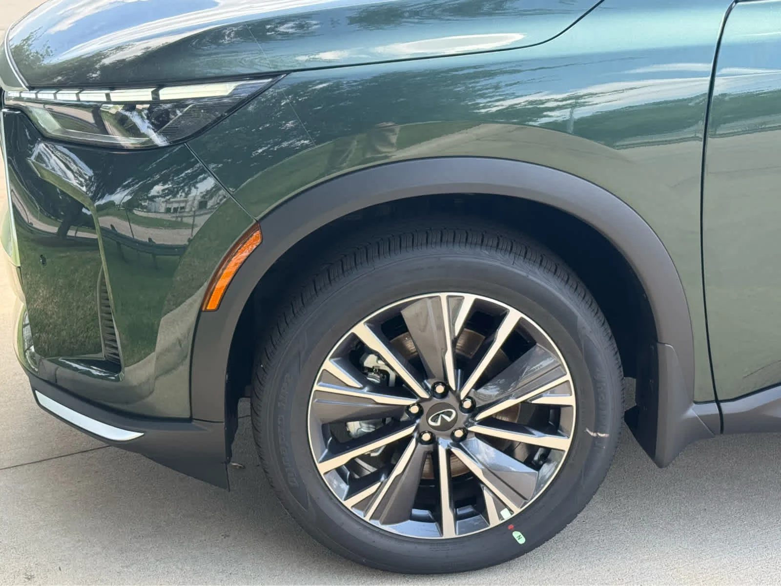 New 2027 DEEP EMERALD INFINITI Luxe AWD image 6