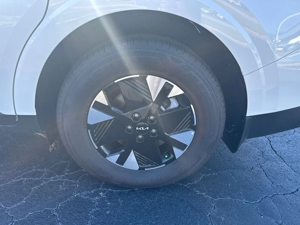 New 2025 White Kia LXS image 18