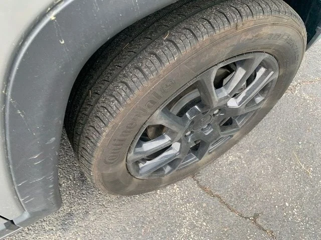 Certified Used 2022 Silver Jeep Latitude image 4