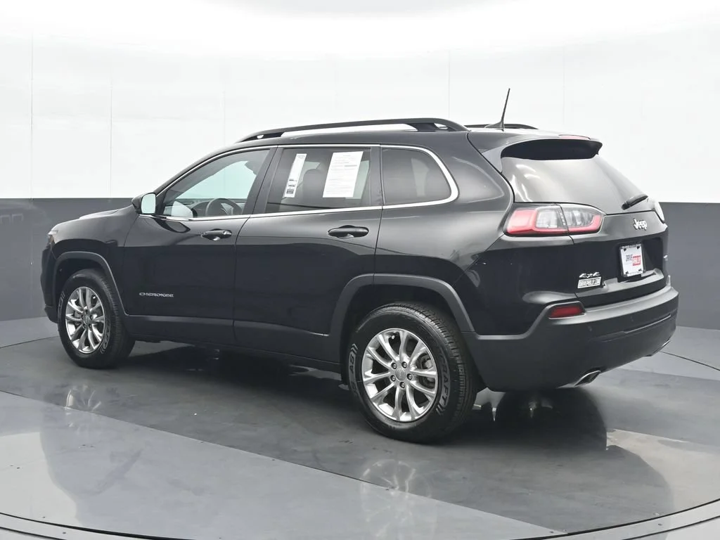 Used 2022 Black Jeep Latitude Lux image 4