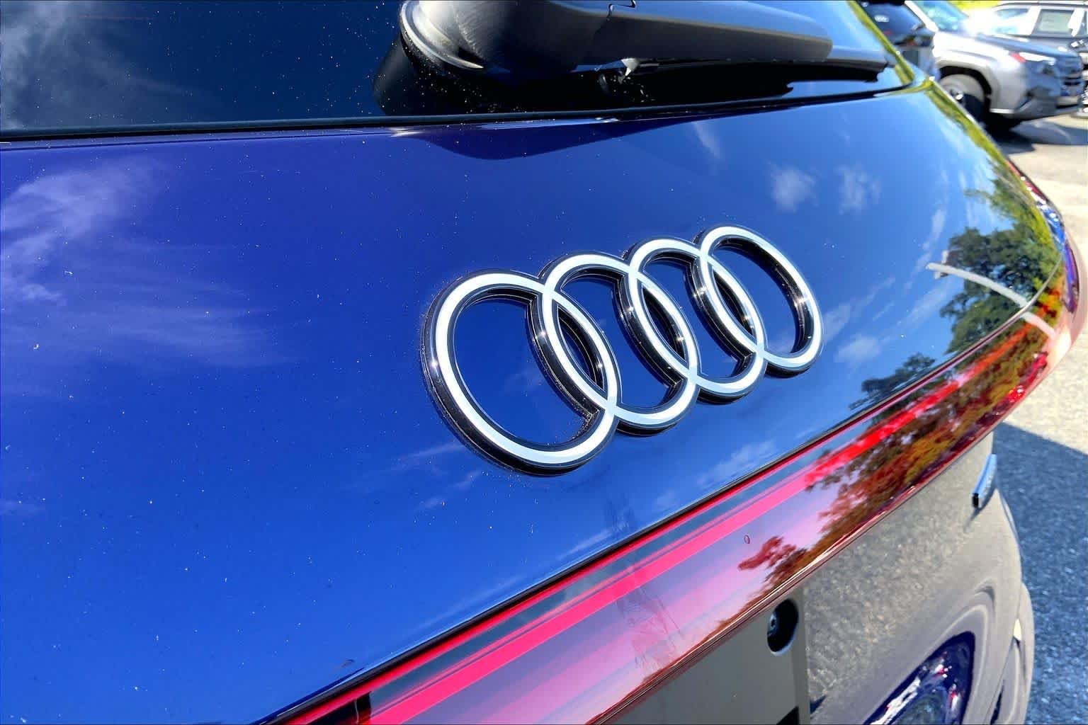 Used 2025 Navarra Blue Metallic Audi Premium image 31