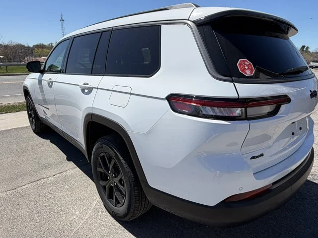 New 2026 Bright White Clear-Coat Exterior Paint Jeep Laredo Altitude image 2
