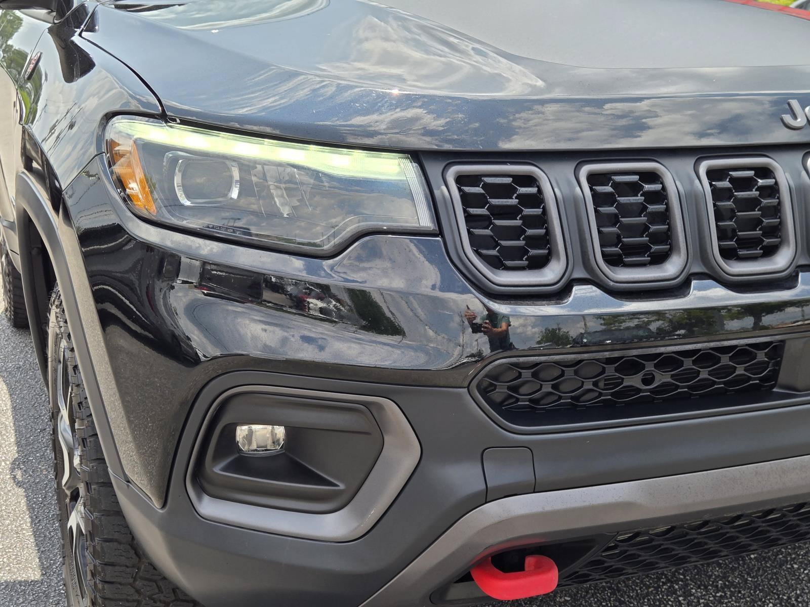 Used 2025 Diamond Black Crystal Pearlcoat Jeep Trailhawk image 3
