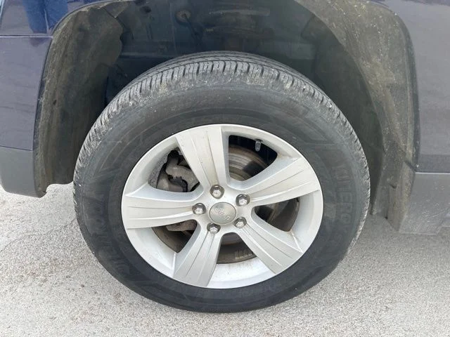 Used 2017 Blue Jeep Latitude image 3