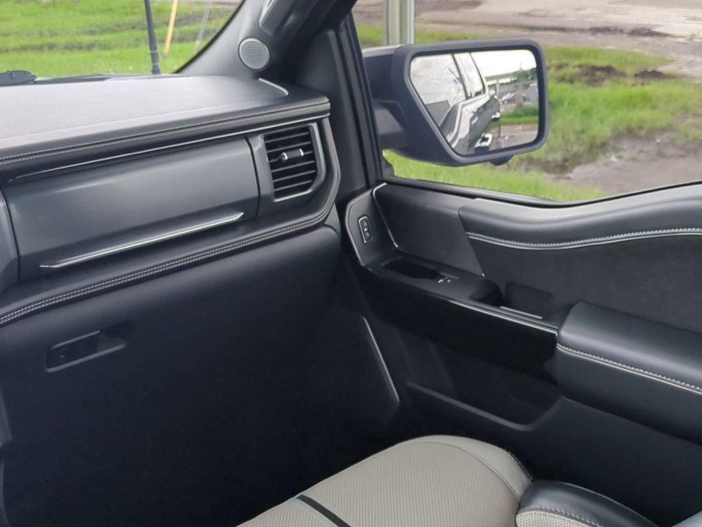 2023 Ford F-150 Lightning Platinum - Photo 19
