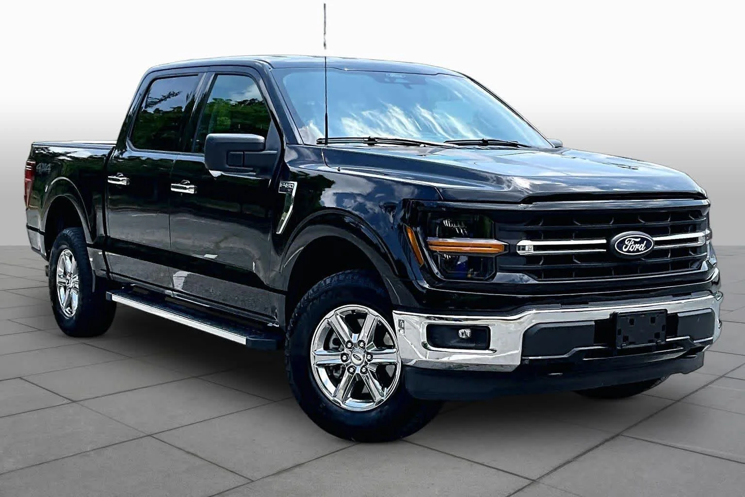 Used 2025 Agate Black Metallic Ford XLT image 3
