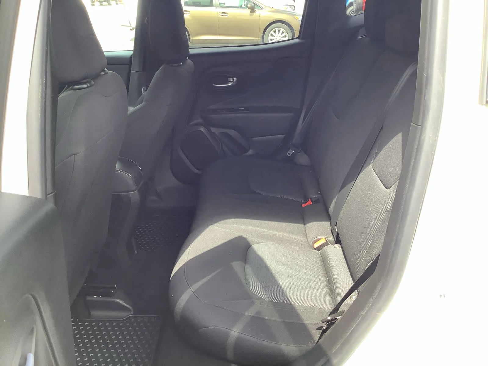 Used 2023 Alpine White Clearcoat Jeep Latitude image 9