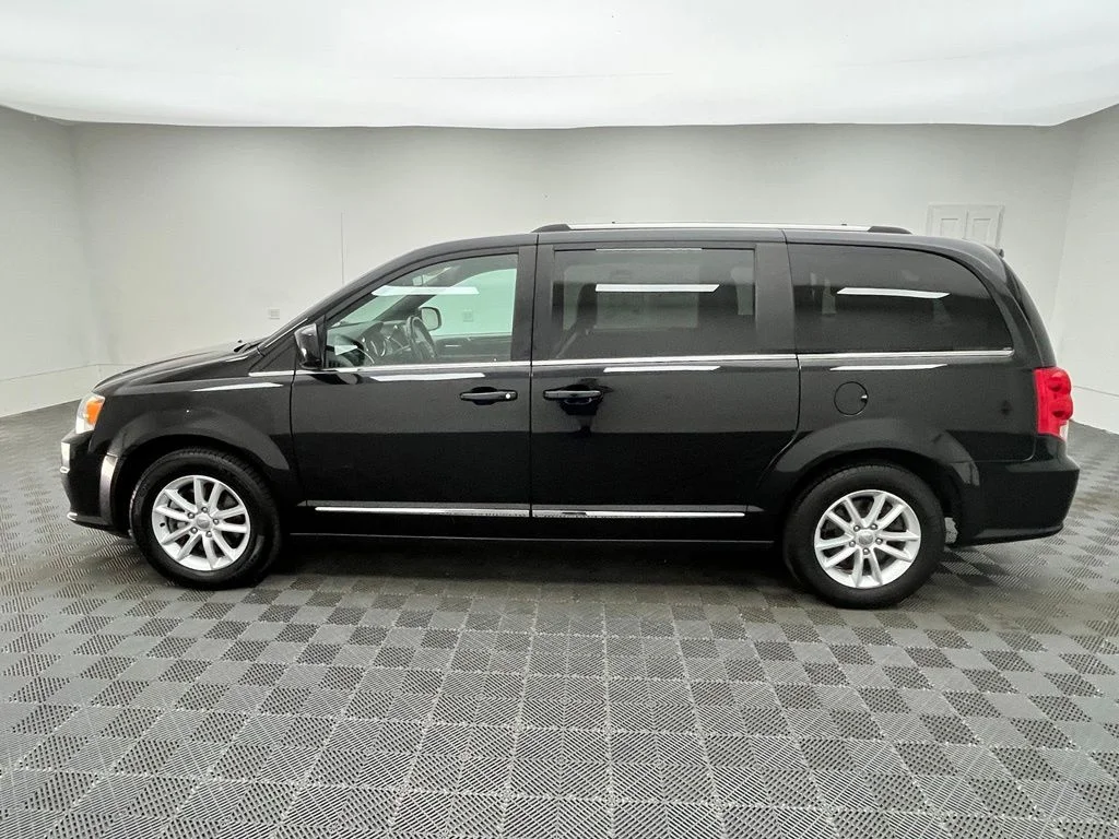 Used 2019 Black Dodge SXT image 12