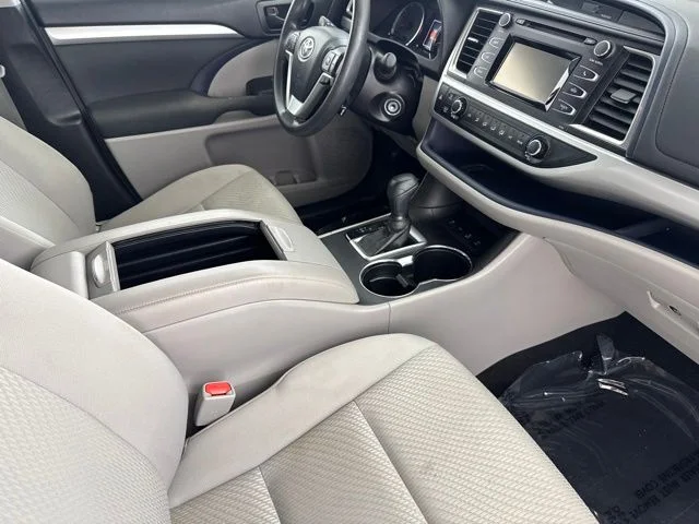 Used 2018 Silver Toyota LE image 25