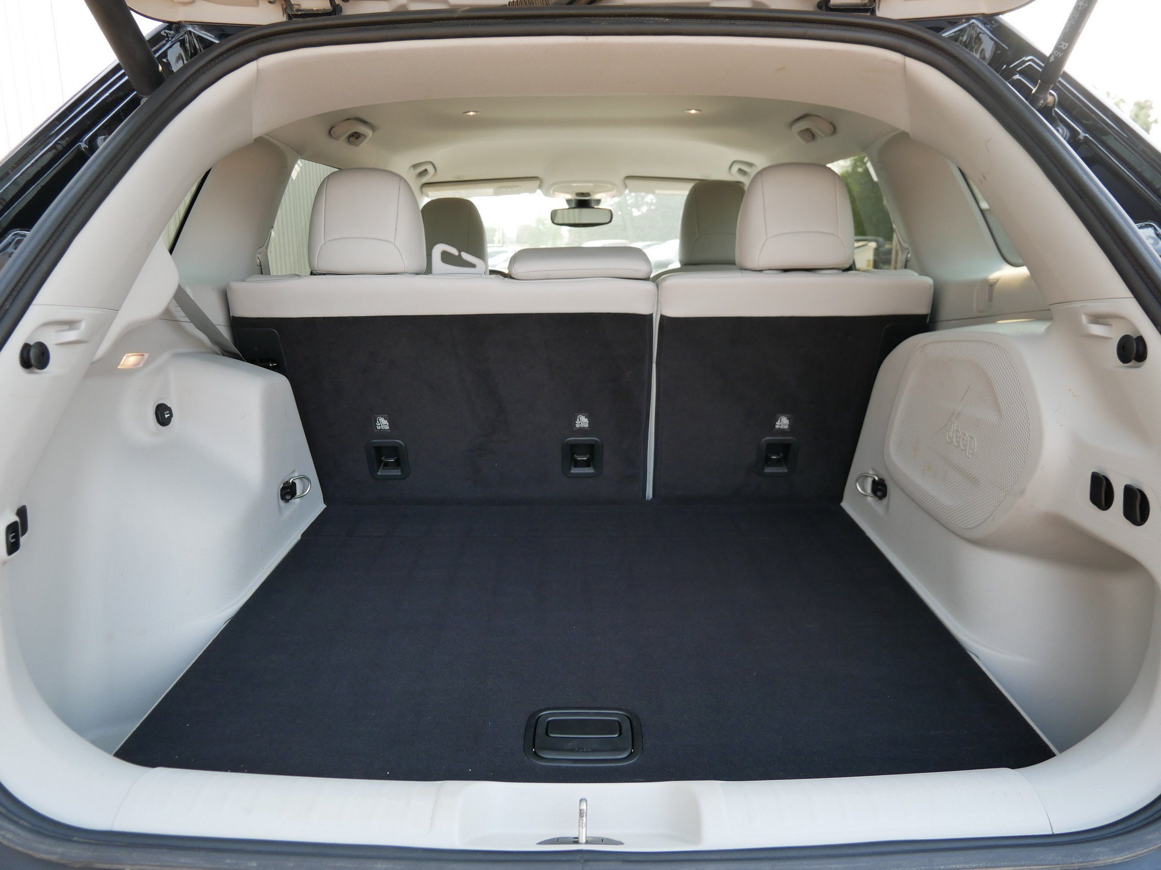 Used 2020 Diamond Black Crystal Pearlcoat Jeep Limited image 12