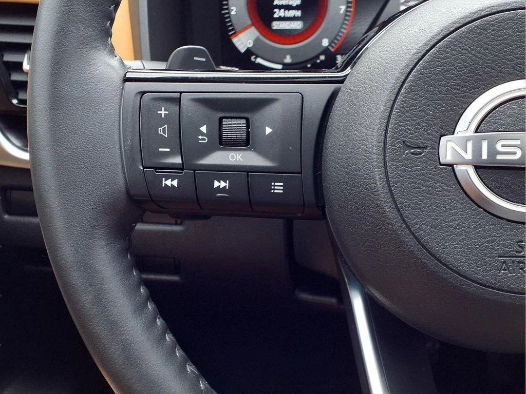 Used 2022 Champagne Silver Metallic Nissan Platinum FWD image 21