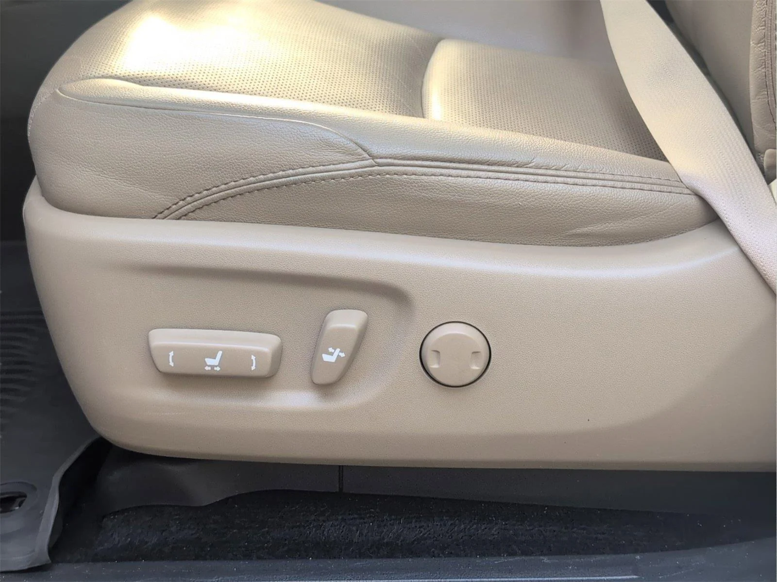 Used 2022 Blizzard Pearl Toyota Limited image 17