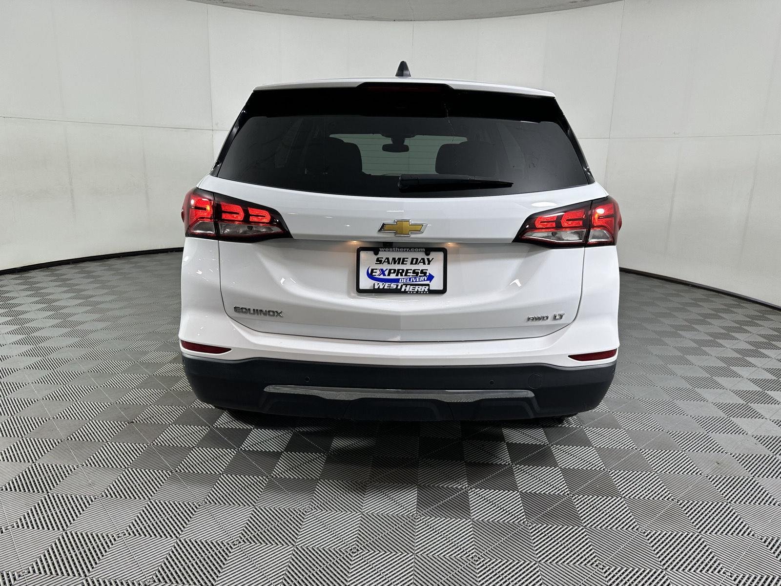 Used 2024 Summit White Chevrolet LT image 17