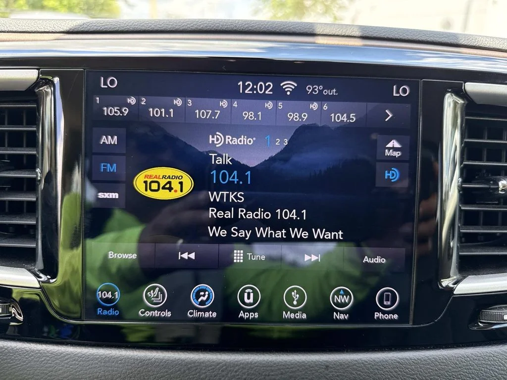 Used 2018 White Chrysler Touring L image 28