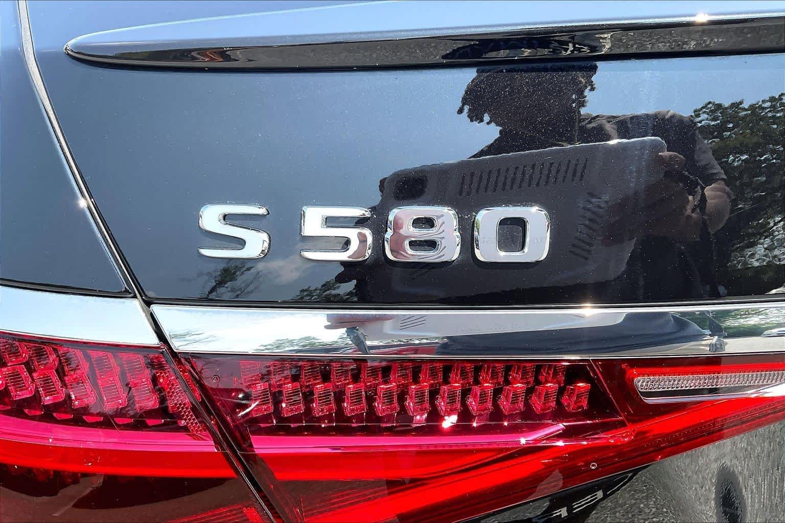 Used 2025 Obsidian Black Metallic Mercedes-Benz S 580 image 32