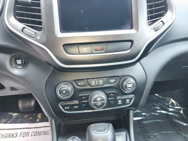 Used 2019 Crystal Metallic Jeep Trailhawk image 26