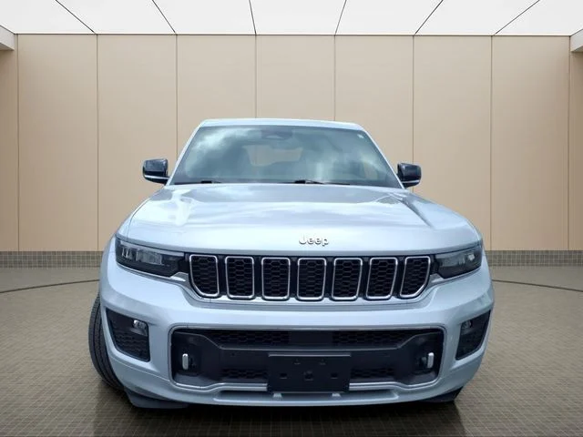 Used 2023 Silver Jeep Overland image 4