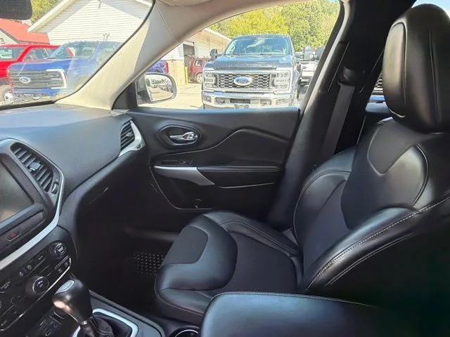 Used 2018 Diamond Black Jeep Latitude Plus image 28