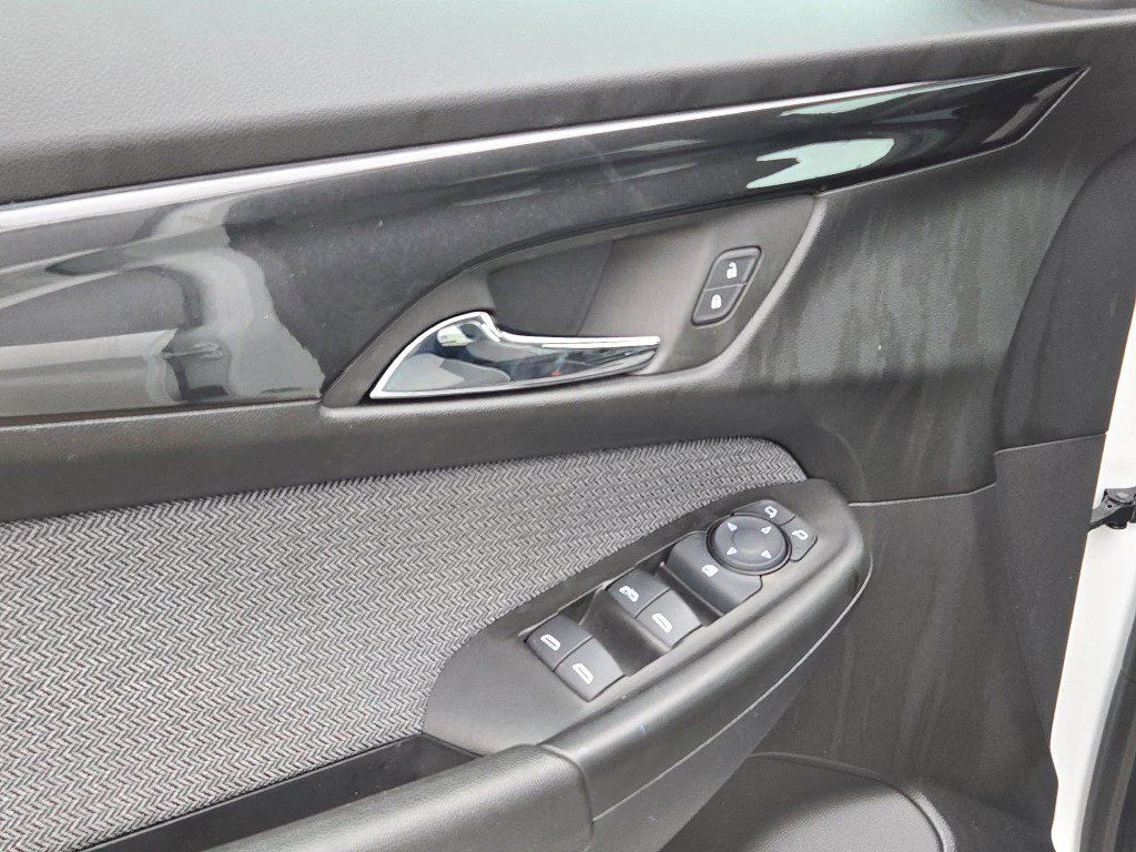 Used 2025 Summit White Chevrolet LT image 18