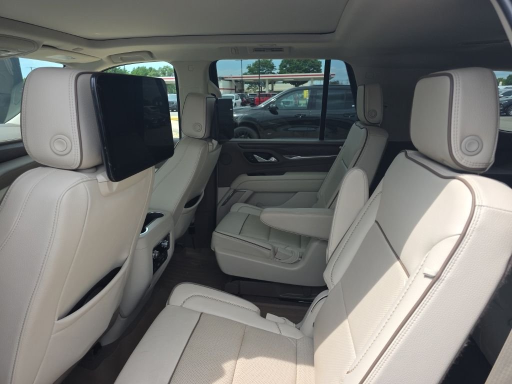 Used 2023 White Frost Tricoat GMC Denali image 9