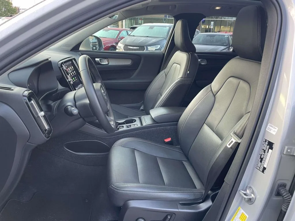 2025 Volvo XC40 Core - Photo 8
