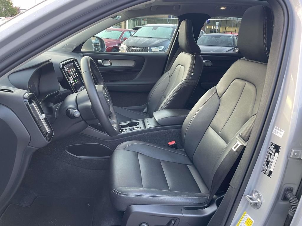 Used 2025 Vapour Grey Metallic Volvo Core Bright Theme image 8