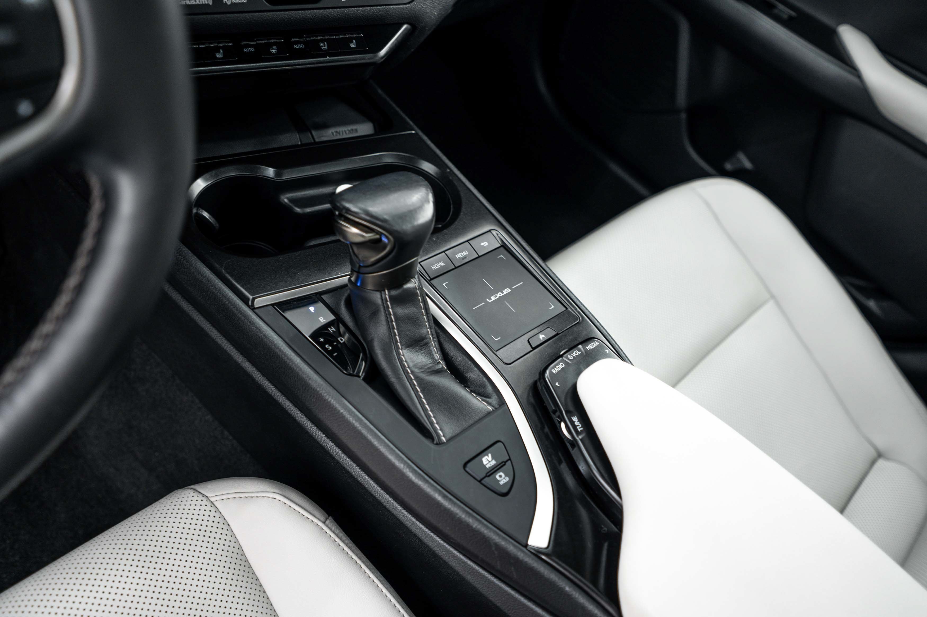 Used 2019 Eminent White Pearl Lexus UX 250h image 10