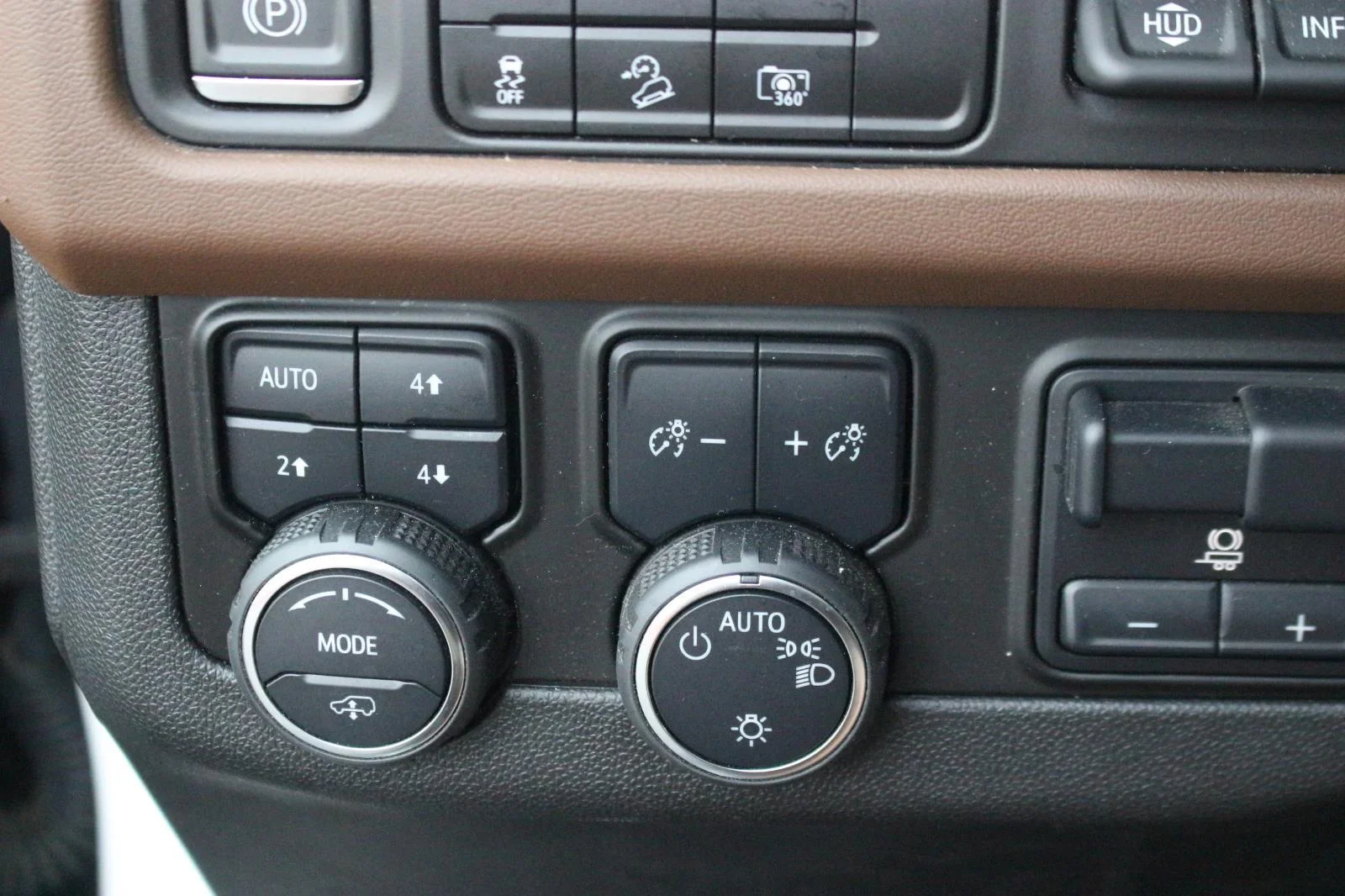 Used 2024 Iridescent Pearl Tricoat Chevrolet High Country image 33