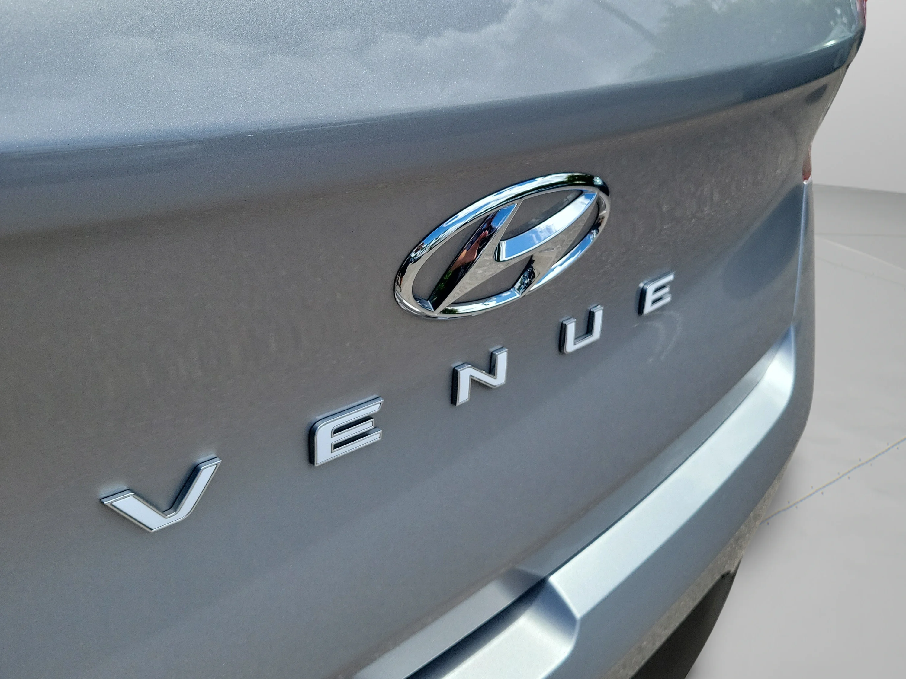 Used 2025 Shimmering Silver Hyundai SE image 11