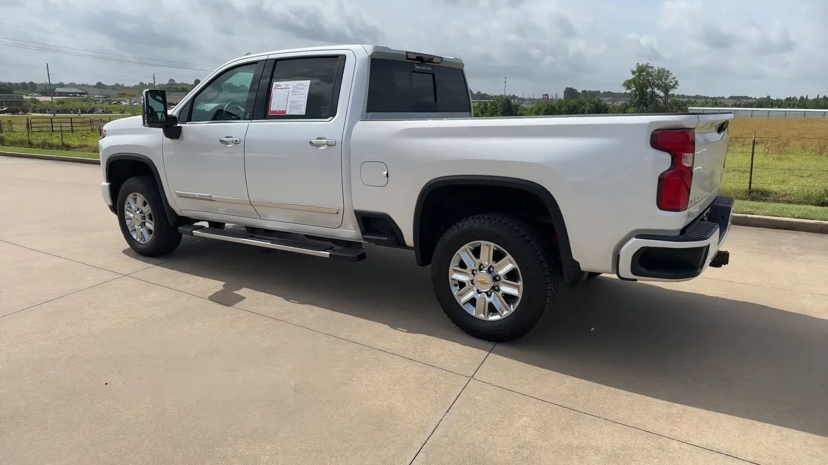 Used 2024 Pearl Chevrolet High Country image 5