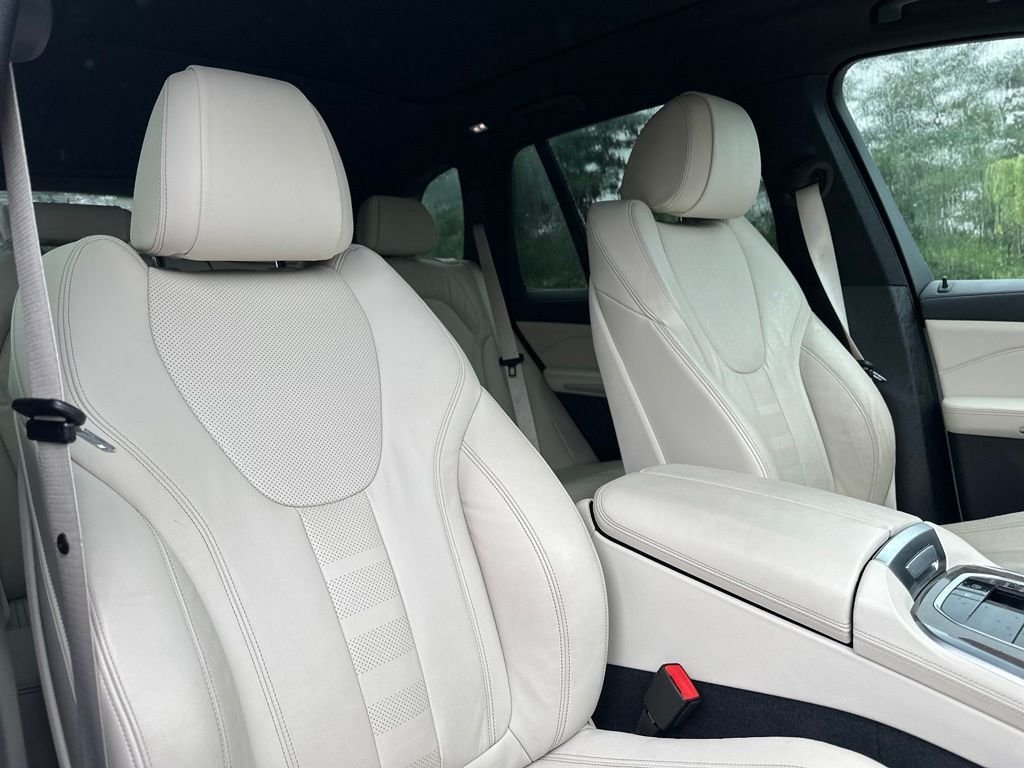 Used 2019 Mineral White Metallic BMW xDrive40i image 25