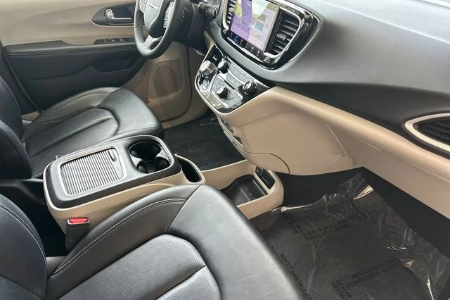 Used 2024 Bright White Clearcoat Chrysler Touring L image 18