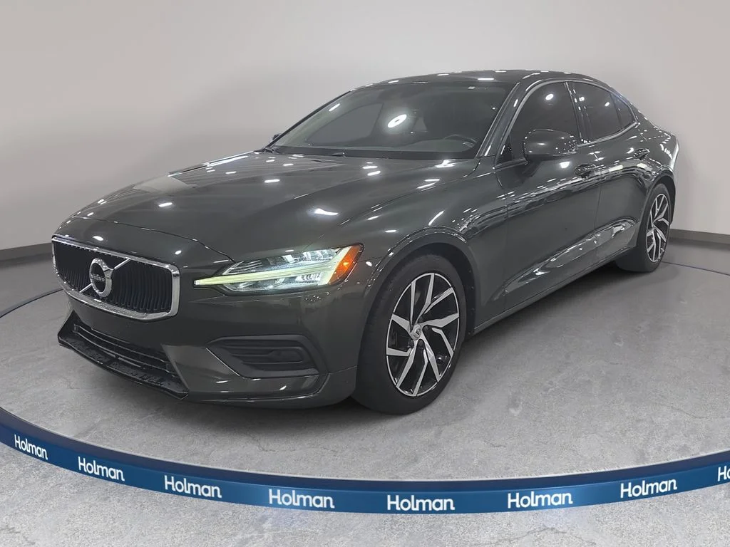 Used 2020 Pine Gray Metallic Volvo T6 Momentum image 1