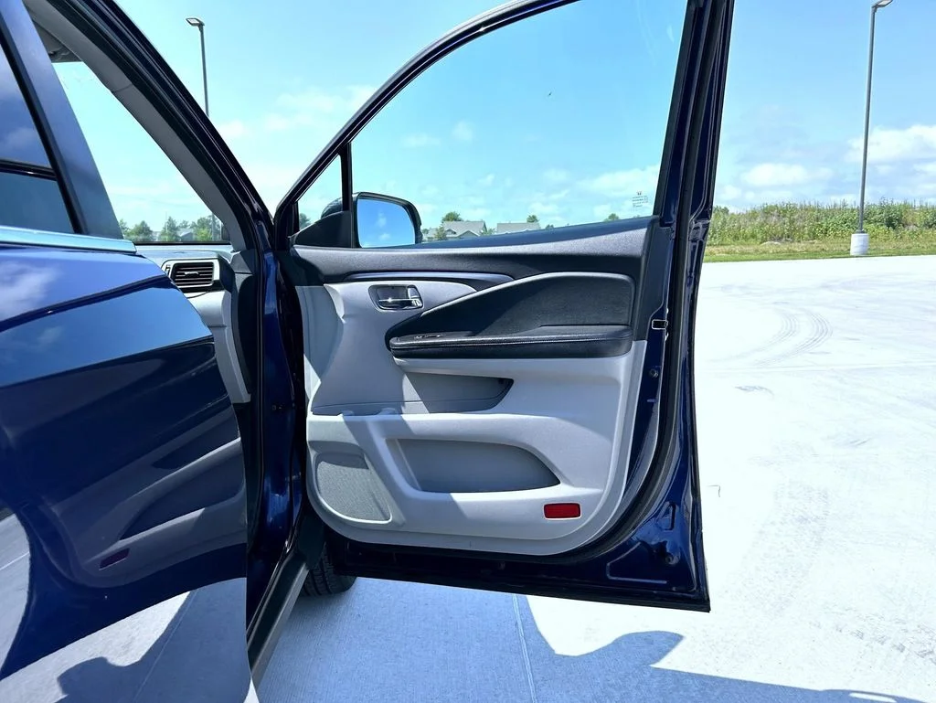 Used 2018 Blue Honda EX-L image 16