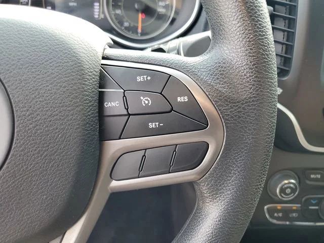 Used 2019 Red Jeep Latitude image 12