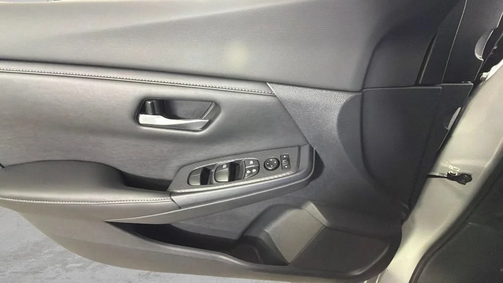 Used 2022 Silver Nissan SV Xtronic CVT image 25