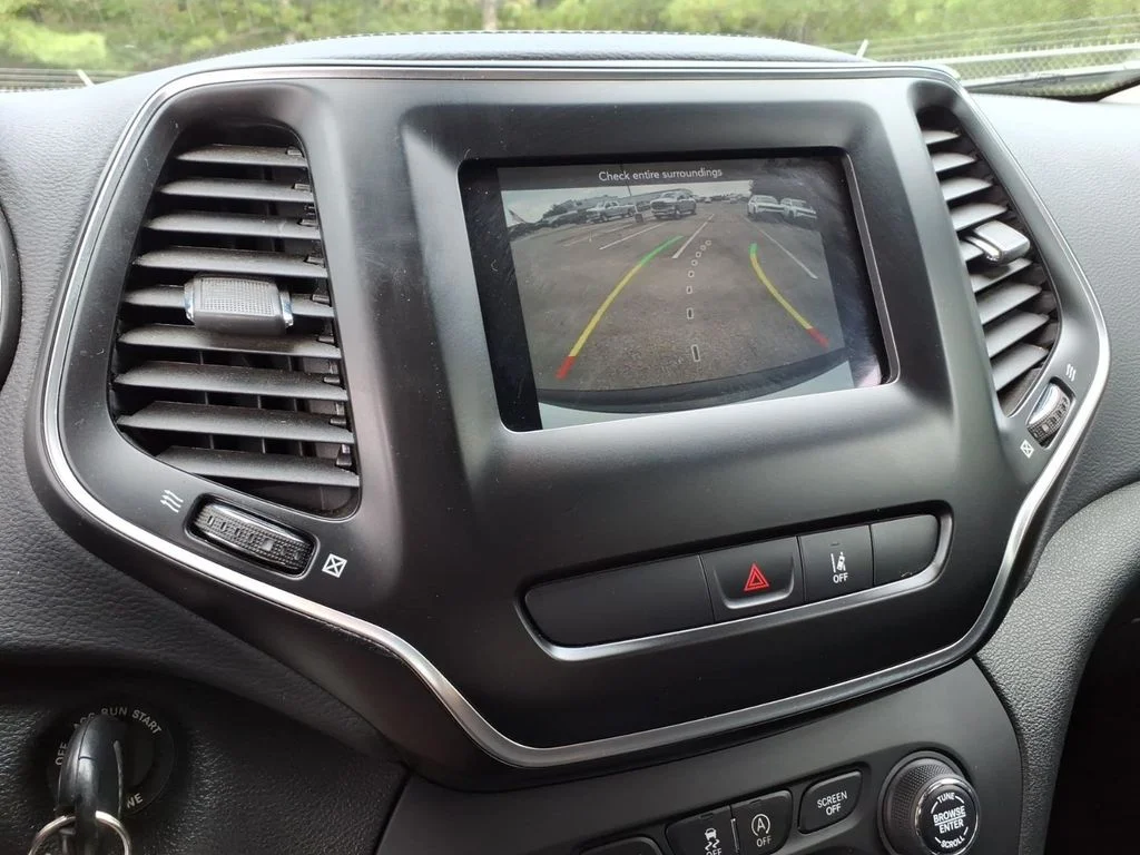 Used 2021 White Jeep Latitude image 28
