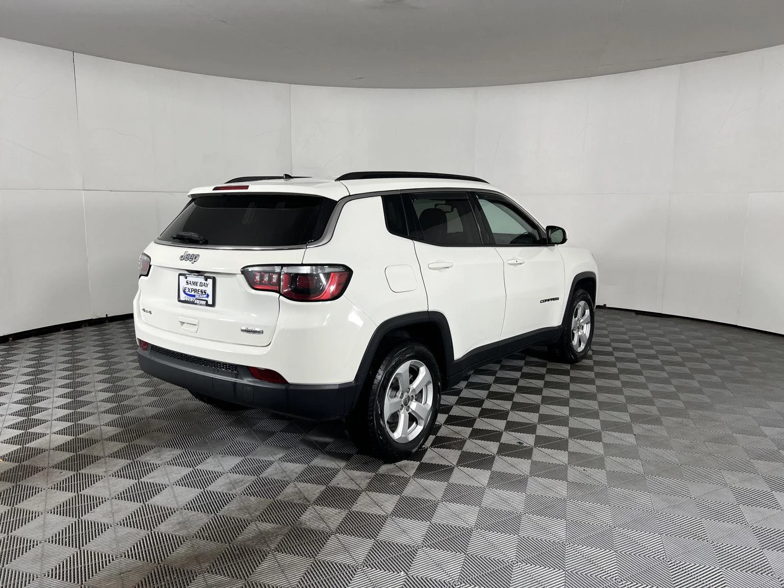 Used 2018 White Clearcoat Jeep Latitude image 7