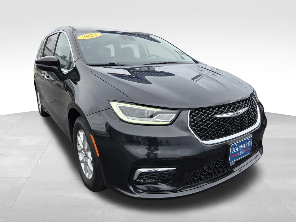 2023 Chrysler Pacifica Touring L's photo