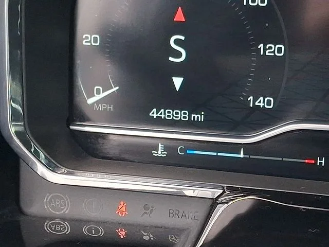 Used 2023 White GMC Elevation image 19
