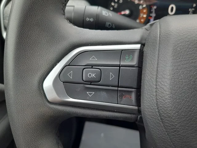 Used 2024  Jeep Latitude image 14