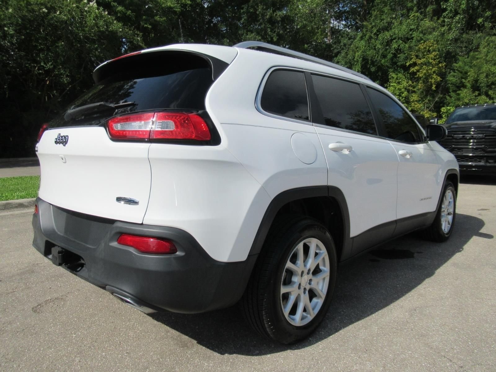 Used 2018 White Jeep Latitude Plus image 7