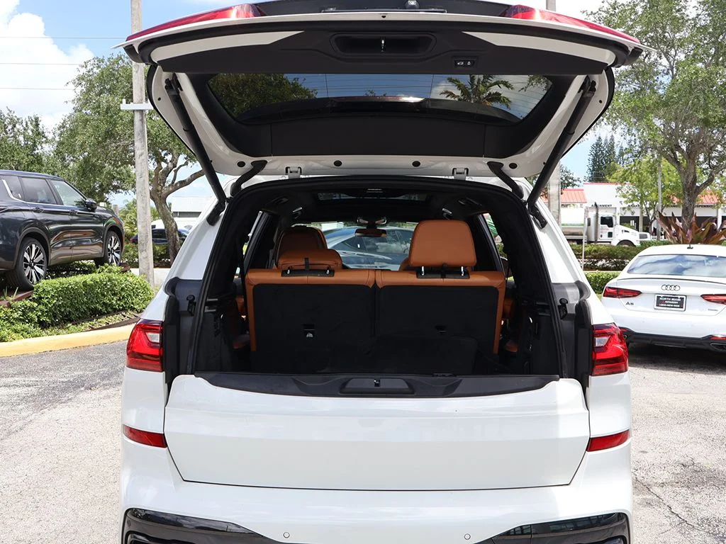 Used 2021 White BMW M50i image 25
