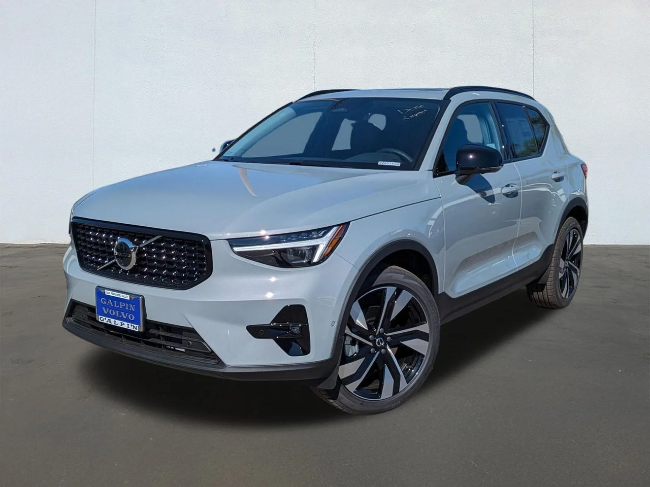 2026 Volvo XC40 B5 Ultra Dark AWD's photo