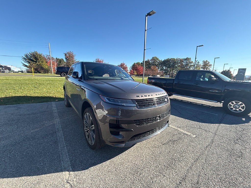 Certified Used 2025  Land Rover Dynamic SE image 7