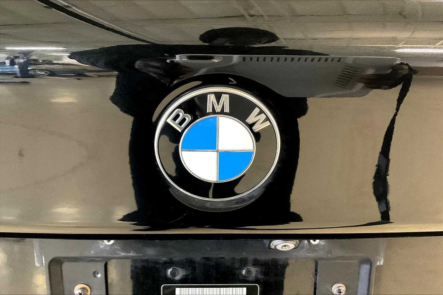 Used 2019 Black Sapphire Metallic BMW 530e iPerformance image 31