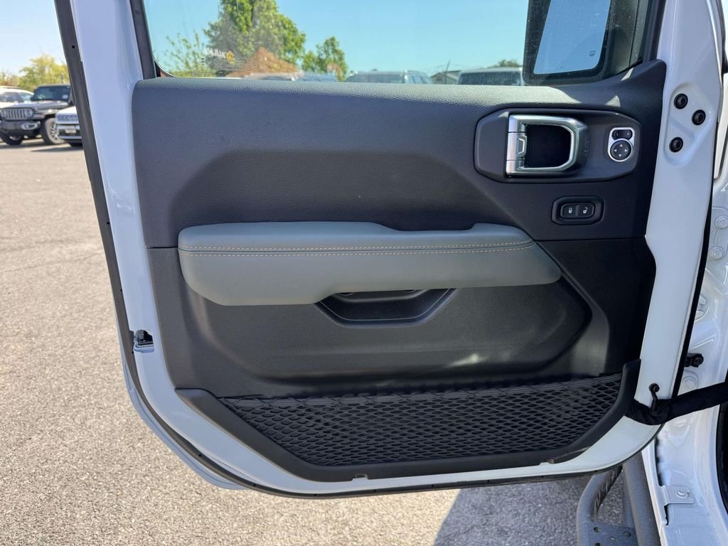 Used 2025 White Jeep Mojave image 26
