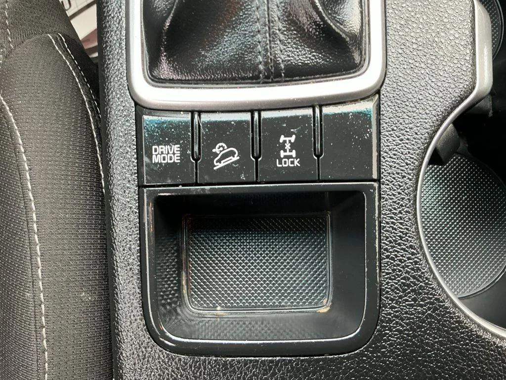 Used 2018 White Kia LX image 19
